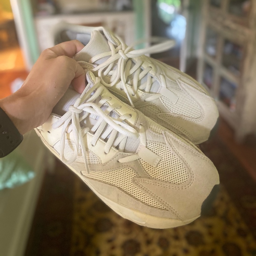 Yeezy sneakers 500